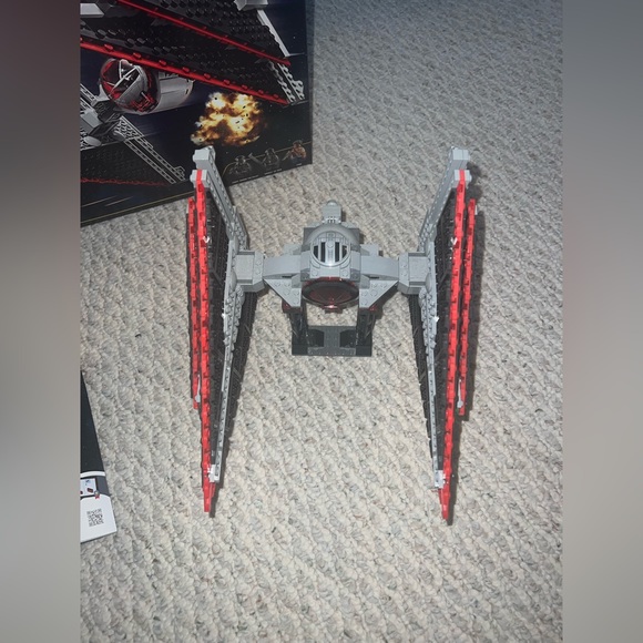 LEGO Star Wars: Sith TIE Fighter (75272) - Picture 2 of 10
